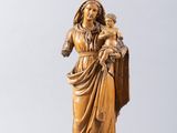 l'image d'une statue représentant une femme tenant un enfant dans ses bras