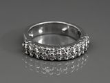 une image d'une bague en diamant sur une surface réfléchissante