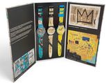une image représentant un livre dans lequel figure l'image d'une montre