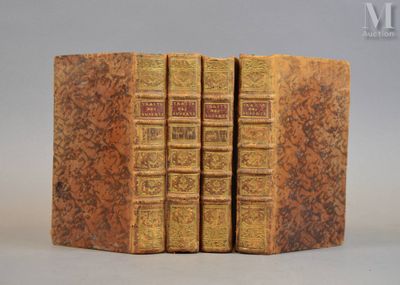 deux vieux livres posés l'un sur l'autre sur une table