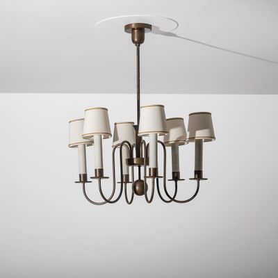 un lustre à six ampoules avec un abat-jour blanc