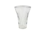 un vase en verre posé sur une surface blanche