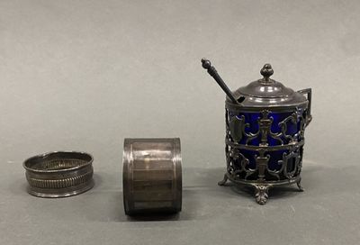 une théière en argent et une théière en verre bleu