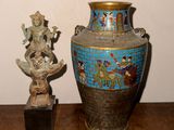 deux vases posés sur une table en bois