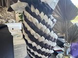 un vase posé sur une table à côté d'une plante