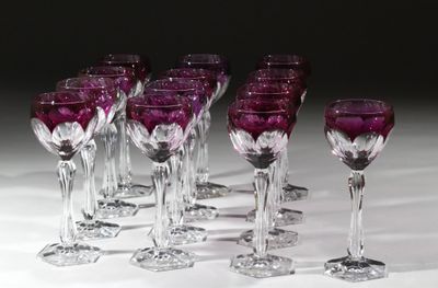 Plusieurs verres à vin sont alignés sur une table