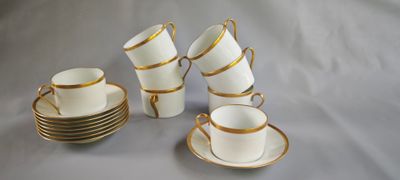 un grand nombre de tasses et de soucoupes posées sur une table