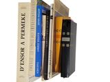 plusieurs livres empilés les uns sur les autres
