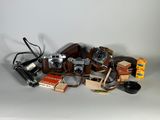 une pile de vieux appareils photo et d'autres objets posés sur une table
