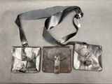 trois morceaux de cuir argenté sur un fond gris
