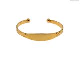 un gros plan d'un bracelet plaqué or sur fond blanc