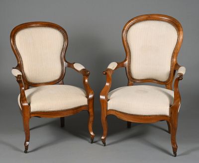 paire de fauteuils en noyer de style Louis XVI
