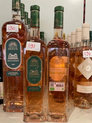 Plusieurs bouteilles d'alcool sont alignées sur un comptoir