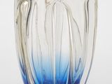 un vase en verre avec un motif bleu et blanc