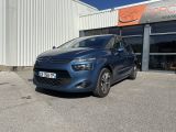 une citrole bleue garée devant un immeuble