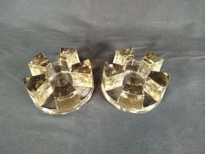 une paire de bougeoirs en verre transparent sur fond noir