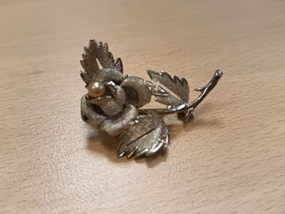 Broche en argent à décor floral serti d'une perle et de bril…