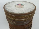 une pile de pièces empilées les unes sur les autres