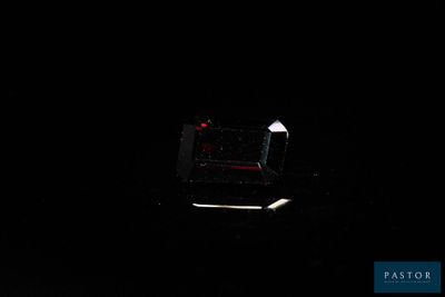 un fond noir avec l'image d'un ordinateur dans l'obscurité