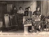 une vieille photo montrant un groupe de femmes travaillant à leurs machines à coudre