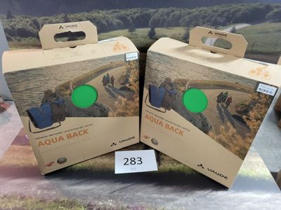 deux boîtes posées sur une table