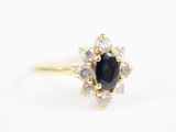 une image d'une bague en saphir et diamant sur fond blanc
