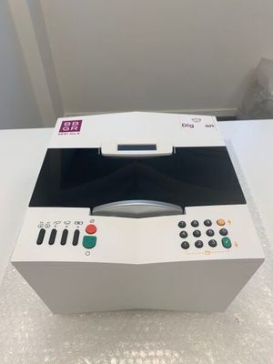 une photo d'une imprimante blanche posée sur une table
