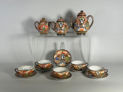 de nombreux types de théières et de soucoupes disposés sur une étagère