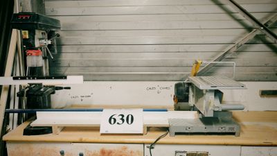 une machine posée sur une table
