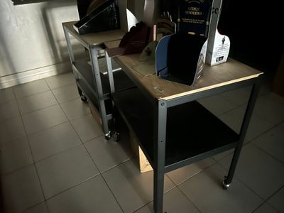 5 Tables roulantes plateaux bois (0.84m x 0.55m)