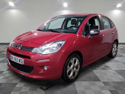 la voiture rouge est garée dans le garage sur le sol en damier