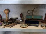 une étagère contenant divers objets dans une pièce