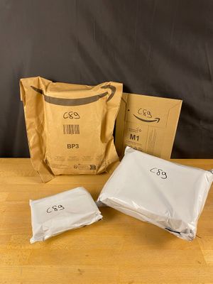 deux sacs de nourriture posés sur une table en bois à côté d'un sac de nourriture