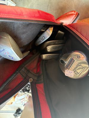un sac contenant des clubs de golf et une balle de golf
