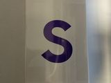 une pancarte portant l'inscription « Samsung S » devant une vitrine