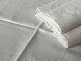 trois serviettes posées sur une table recouverte d'une nappe blanche