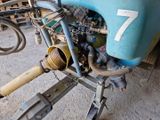 un gros plan d'une moto portant le numéro 7