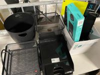 Un lot de fournitures de bureau (poubelles, rangements, un t… (photo 2)