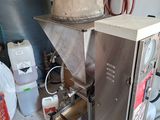 une machine placée au milieu d'une pièce