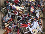 une boîte en carton remplie de jouets de toutes sortes