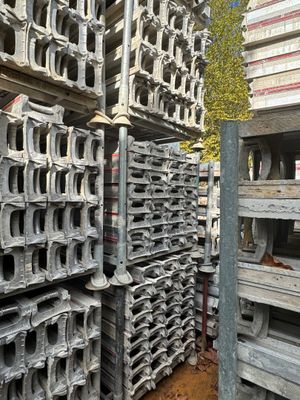 de nombreuses piles d'objets métalliques empilés les uns sur les autres