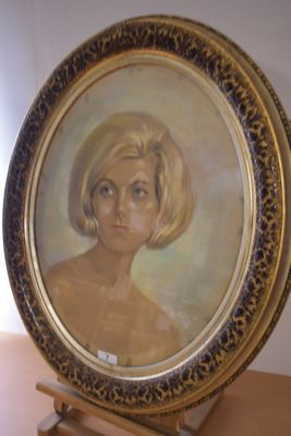 Ecole du 20ème. Portrait de jeune femme pastel sur papier si…