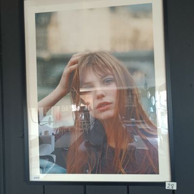 le portrait d'une femme accroché au mur
