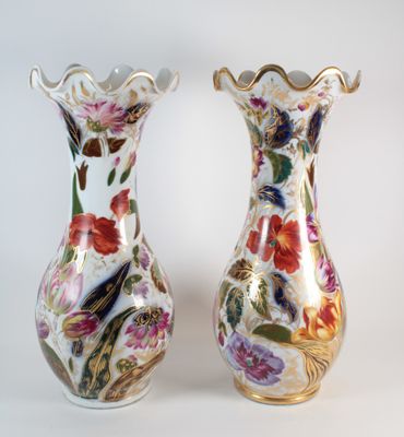 deux vases posés côte à côte sur une surface blanche