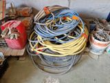 un tas de fils et d'autres outils dans une pièce