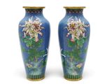 paire de vases bleus ornés de fleurs et d'oiseaux sur fond blanc