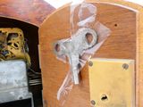 une horloge en bois à laquelle est accroché un trousseau de clés