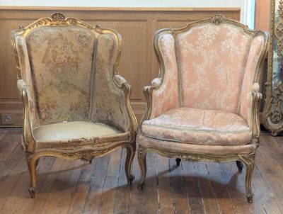 deux chaises assises l'une à côté de l'autre sur un plancher en bois