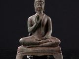 l'image d'une statue représentant une personne assise en position de lotus