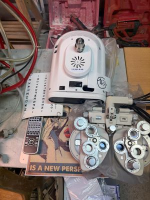 1 projecteur de test sur potence et bras amovible avec tête …